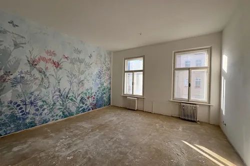 Pokoj s nově nalepenou botanickou tapetou a zatím holou podlahou, Hlinky 28a, srpen 2025