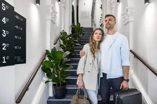 Hosté s kufrem na schodišti hotelu Botanica na Hlinkách 28a, listopad 2025