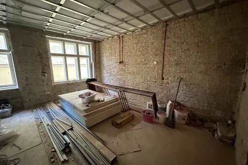 Místnost s novým roštem podhledu a sádrokartonovými deskami, květen 2023