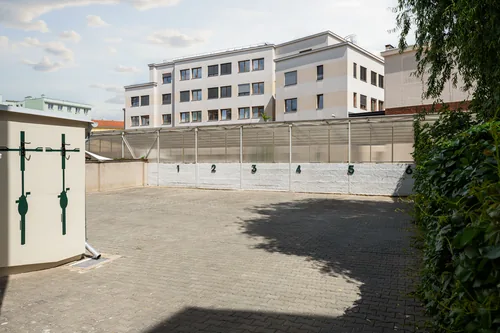 Parkoviště ve dvoře domu Zahradnická 19 s očíslovanými stáními, červen 2026