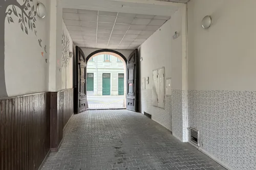 Průjezd domu Zahradnická 19 s historickými vraty, pohled k ulici, duben 2025