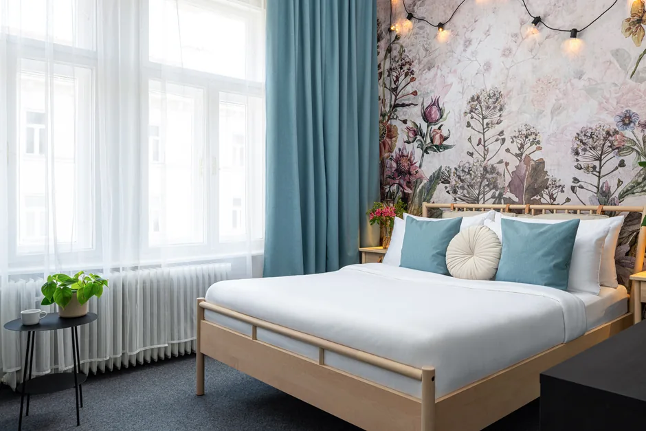 Po rekonstrukci: pokoj do ulice v hotelu Botanica s botanickou tapetou a manželskou postelí, září 2025