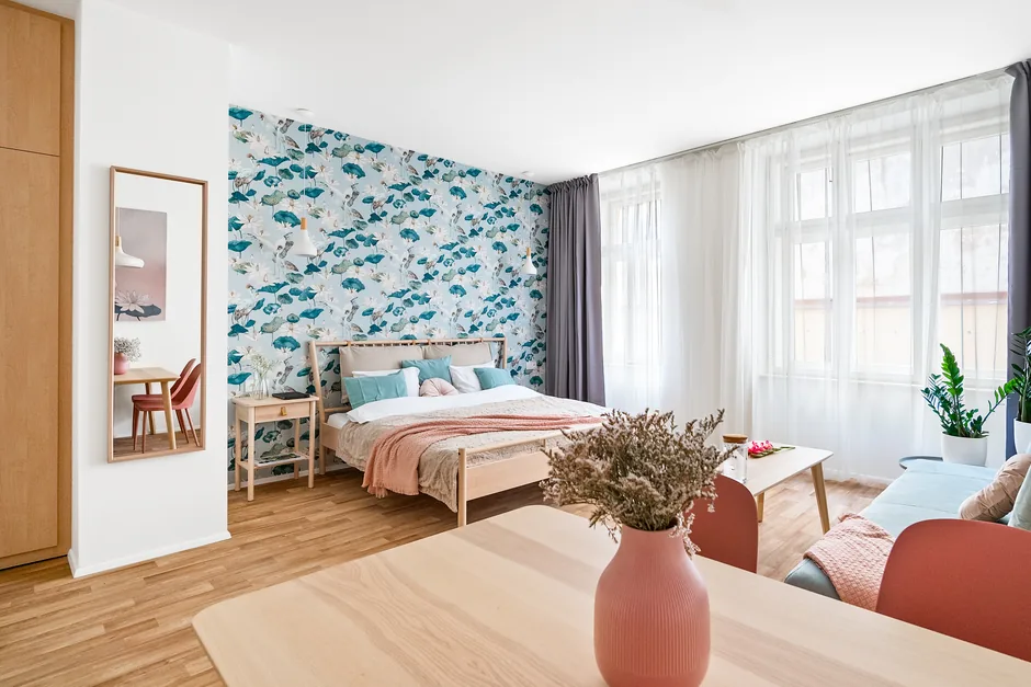 Po rekonstrukci: světlý apartmán s tapetou s lekníny, srpen 2023