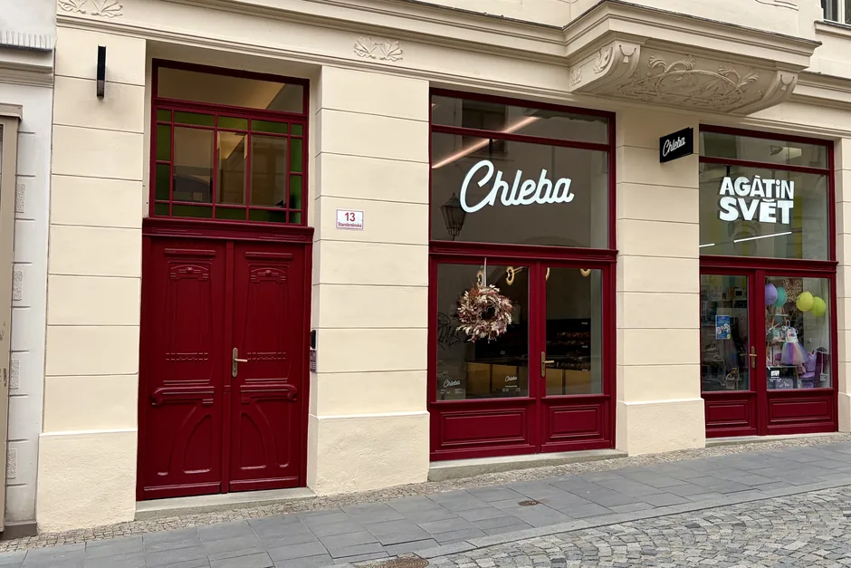 Po: dřevěné výkladce a pekařství Chleba Brno, říjen 2025