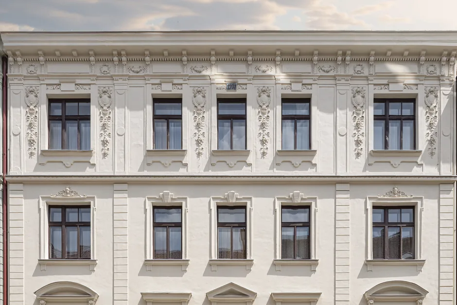 Po: uliční fasáda domu Zahradnická 19, červen 2026