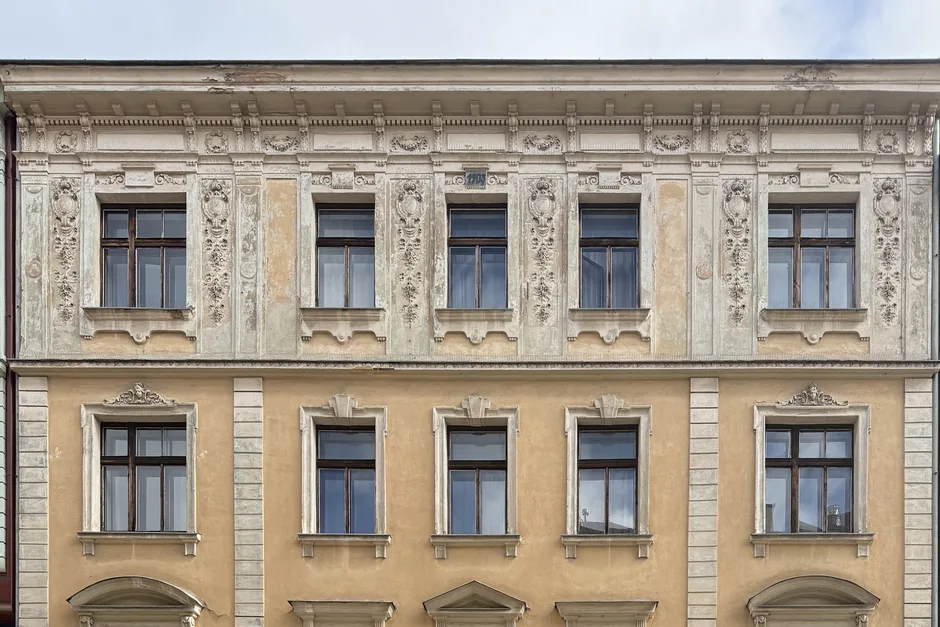 Před: uliční fasáda domu Zahradnická 19 s oprýskanou omítkou, březen 2025