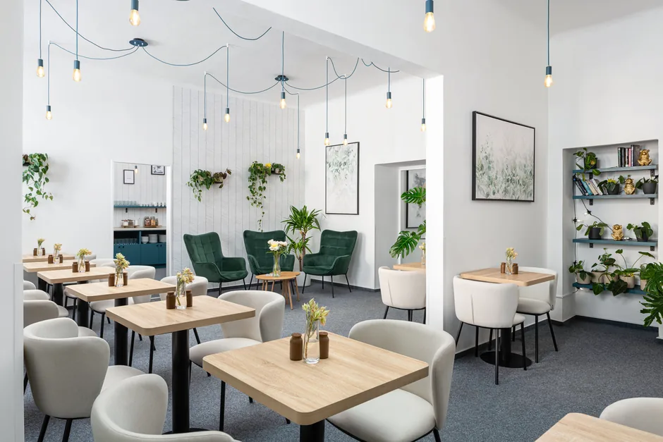 Po rekonstrukci: snídaňová kavárna hotelu Riverside, červen 2026