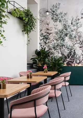 Interiér hotelu Botanica s botanickou tapetou a růžovými židlemi, Hlinky 28a, červen 2026