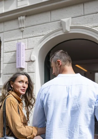 Hosté přicházejí k vchodu hotelu Riverside na Zahradnické 19, duben 2026